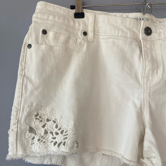 Torrid Cutout Embroidery Skinny Short in White Size 16 - Picture 4 of 7